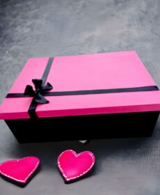 CAJA NEGRA Y ROSA VACIA