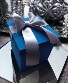 Caja con cinta de raso