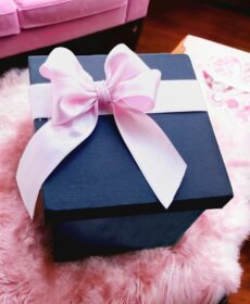 Caja con cinta de raso