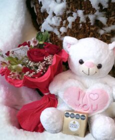 .OSO BLANCO CON RAMO DE FLORES