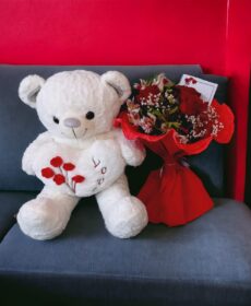 .OSO CON RAMO DE FLORES
